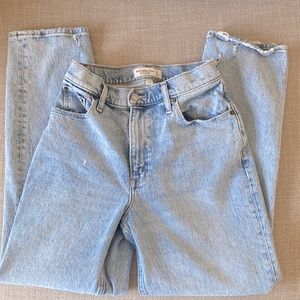 A&F the 90s straight ultra high rise jeans in size 27 short. Curve love.